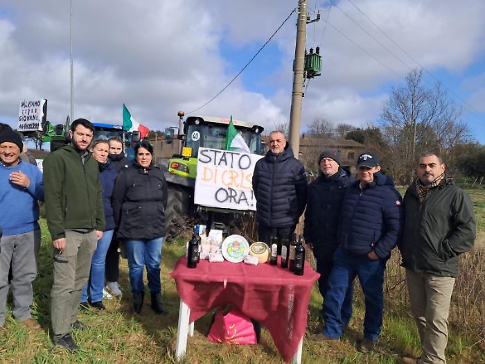 Maremma, il Caseificio di Sorano a fianco degli agricoltori in protesta: “Serve un intervento immediato”