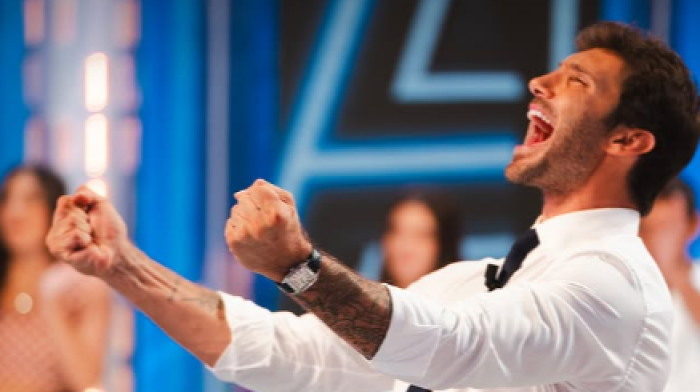 Affari tuoi stasera in tv gioved&igrave; 30 gennaio su Rai 1: ecco quanto guadagna a stagione il conduttore Stefano De Martino 