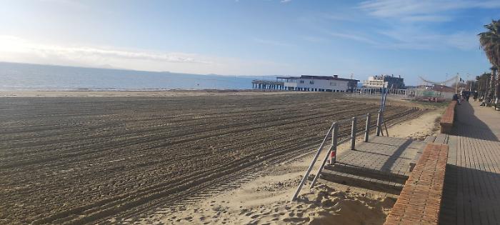 Follonica, pulizia straordinaria delle spiagge prima del Carnevale