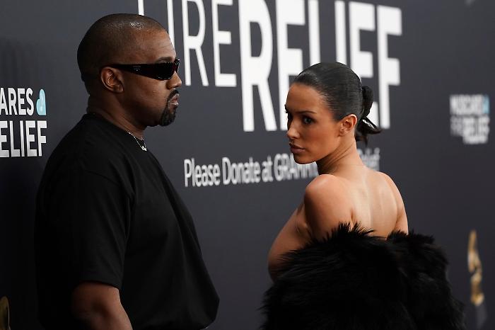 Kanye West sfila con Bianca Censori nuda: scandalo sul red carpet dei Grammy Awards 2025