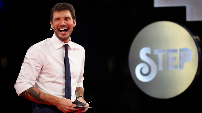 Stefano De Martino&nbsp;torna in tv con Affari tuoi e Stasera tutto &egrave; possibile, marted&igrave; 4 febbraio: boom di ascolti e di commenti positivi per il conduttore