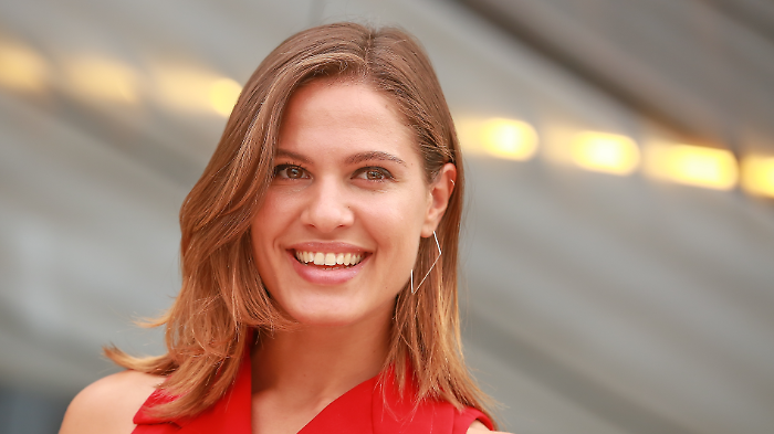 Giulia Vecchio, ospite a Stasera tutto &egrave; possibile da Stefano De Martino su Rai 2, marted&igrave; 4 febbraio: dal successo con Il Paradiso delle Signore all'amore