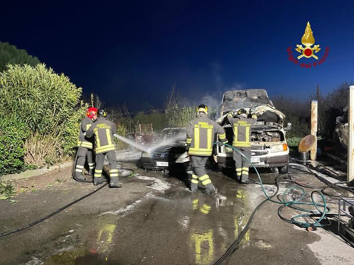 Follonica, incendio al distributore di benzina: distrutti dalle fiamme due furgoni e un'auto 