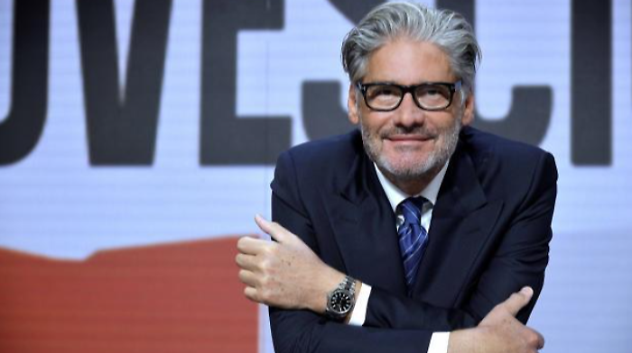 Dritto e rovescio stasera in tv gioved&igrave; 6 febbraio su Rete 4: inchieste e approfondimenti del talk show condotto da Paolo Del Debbio