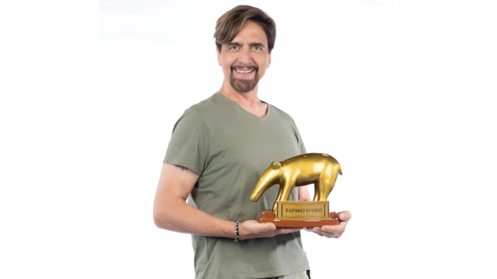 Striscia la notizia torna stasera in tv gioved&igrave; 6 febbraio su Canale 5 con Valerio Staffelli e la Montini: scopri tutta la storia del tapiro d'oro