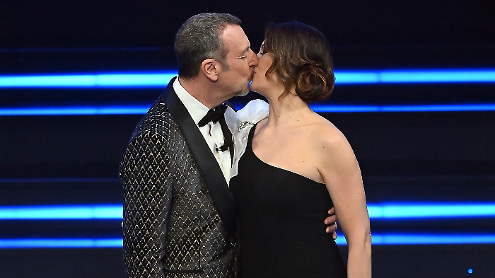 Amadeus e la moglie Giovanna Civitillo ospiti a C'&egrave; Posta per Te, sabato 8 febbraio: dalla loro storia d'amore, all'ex moglie Marisa Di Martino