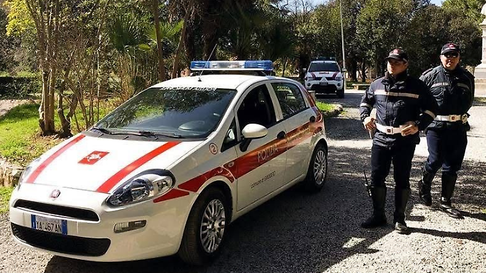 In fuga con la droga nel borsello: arrestati due uomini. Uno era appena uscito di prigione per furto e rapina