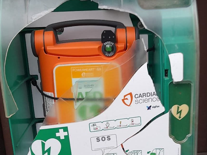 Grosseto, gesto d'inciviltà: rotta la plastica di protezione del defibrillatore
