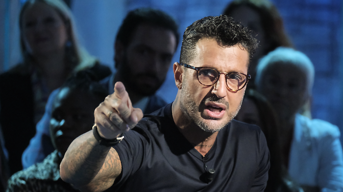 Fabrizio Corona torna stasera luned&igrave; 10 febbraio, con la puntata di Falsissimo su Chiara Ferragni, ma cosa sappiamo di tutti i suoi guai giudiziari? 