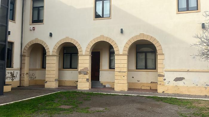 Castiglione della Pescaia, atti vandalici alla biblioteca Italo Calvino: danneggiate le arcate