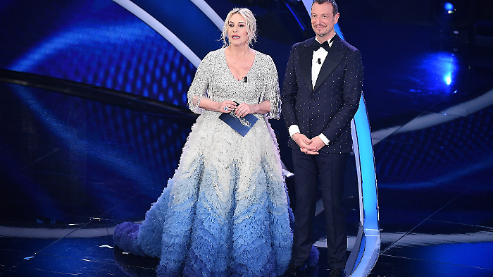 Cosa indosser&agrave; Antonella Clerici, stasera in tv marted&igrave; 11 febbraio al 75&deg; Festival di Sanremo? Ecco tutti i vestiti scintillanti indossati dalla co-conduttrice