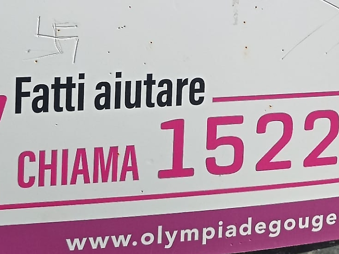 Follonica, atto vandalico alla bacheca dedicata al Centro Antiviolenza Olympia de Gouges