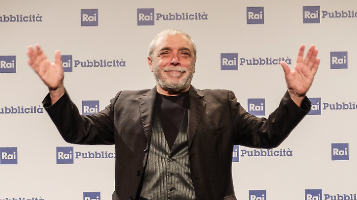 Nino Frassica da Caterina Balivo scherza sulle scale del Festival di Sanremo 2025: "Per me e Malgioglio hanno montato quella mobile per gli anziani"