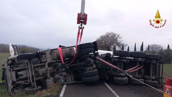 Arcidosso, camion si ribalta: due feriti, uno finisce in ospedale con Pegaso