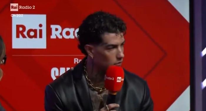 Collana-gate a Sanremo, Tony Effe furioso: "E' come togliere l'abbronzatura a Carlo Conti. Per me il Festival finisce qui"