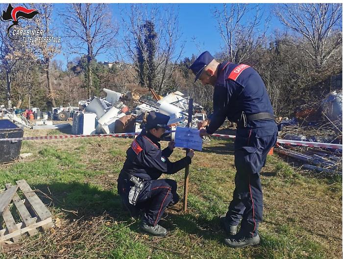 Amiata, scoperta a Seggiano zona rurale utilizzata per lo smaltimento di rifiuti pericolosi: scattano due denunce