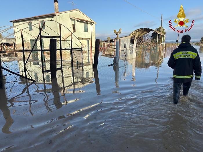 Orbetello, incubo allagamenti: due persone tratte in salvo dai vigili del fuoco nella notte