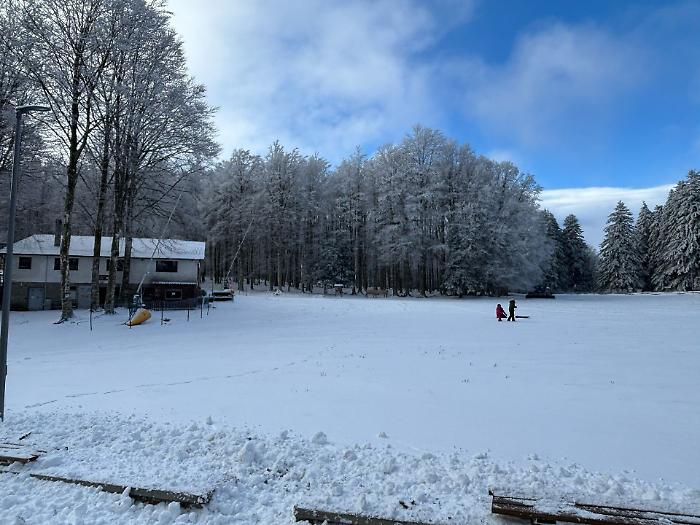 Monte Amiata, è tornata la neve:  tutti al lavoro per la riapertura degli impianti