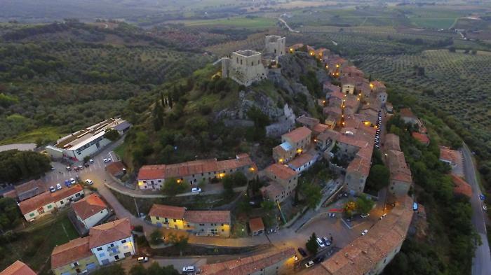 Roccastrada, cambia la viabilità nel borgo di Montemassi. Soluzioni anche per i parcheggi