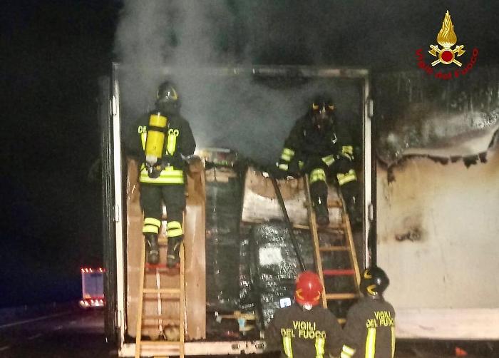 Grosseto, camion in fiamme sull'Aurelia: intervengono i vigili del fuoco