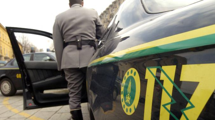 Finanziere trova per terra 500 euro e li consegna al vescovo: "Per la Caritas"