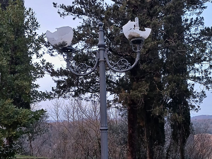 Sorano,  atti vandalici al parco dei Caduti, il Sindaco Lotti: "Gesti inaccettabili"