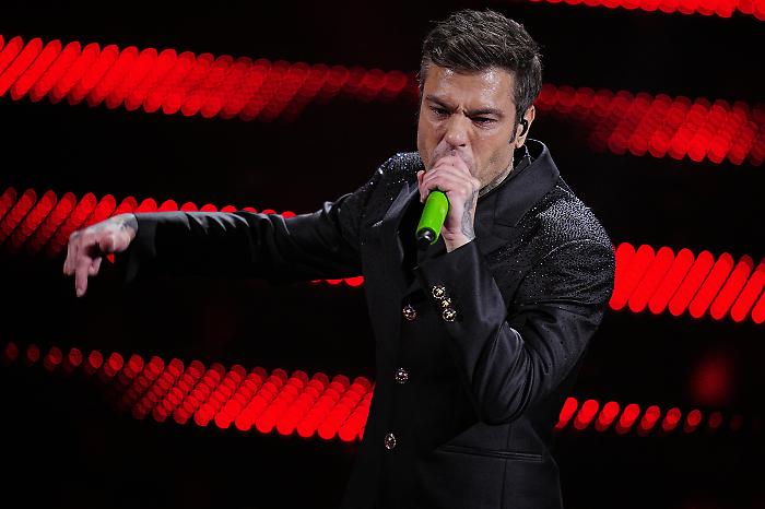 Fedez fa sold out al Forum in poche ore e annuncia una seconda data. Quando esce il nuovo album: "Intanto sono in studio"