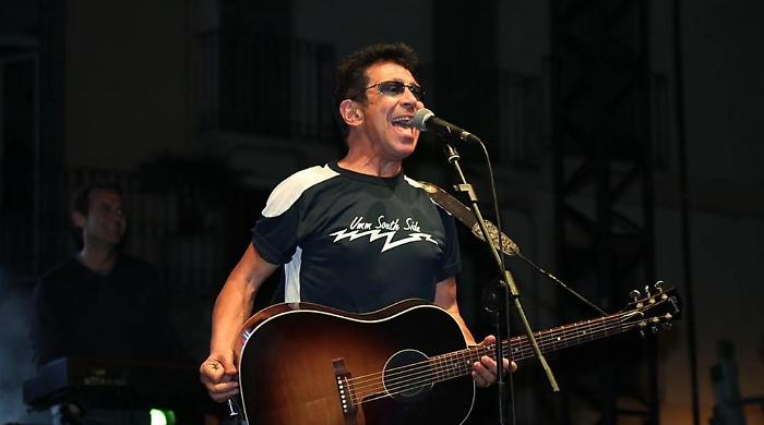 Edoardo Bennato - Sono solo canzonette stasera in tv mercoled&igrave; 19 febbraio su Rai 1: ospiti e anticipazioni del docufilm