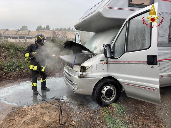 Grosseto, camper in fiamme in città: i vigili del fuoco domano l'incendio