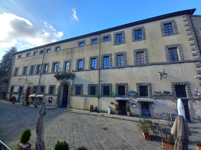 Santa Fiora, al via i lavori per il restauro della facciata principale di Palazzo Sforza Cesarini