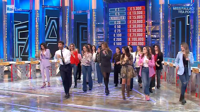 Affari tuoi, Stefano De Martino dice addio a Sesso e Samba e lancia il ballo di gruppo con Anema e Core di Serena Brancale: il video &egrave; gi&agrave; virale