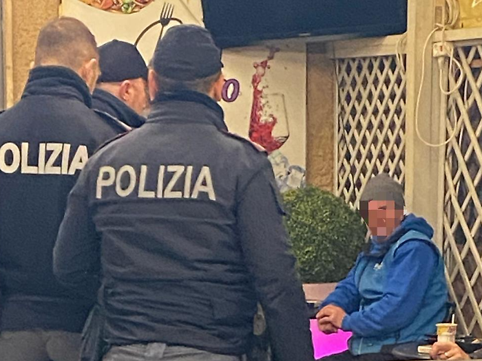 Grosseto, mala movida città: la polizia sequestra coltelli e sostanze stupefacenti