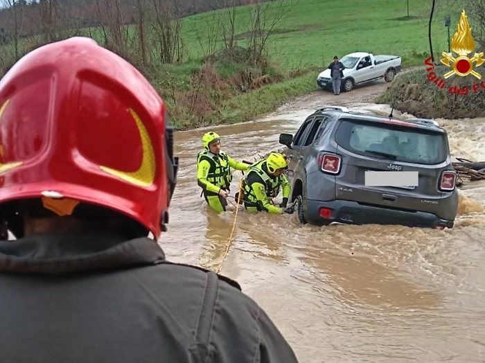 Grosseto, restano bloccati nell'auto in mezzo al torrente: salvati dai vigili del fuoco