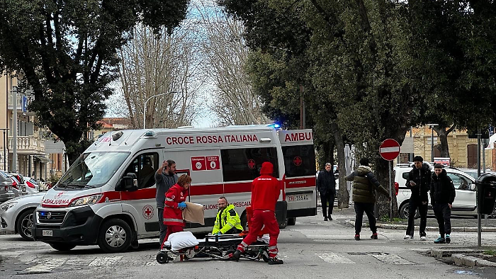 Uomo accasciato a terra in via Crispi 