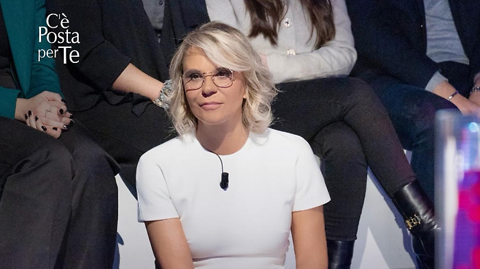 Gigi D'Alessio e Romelu Lukaku ospiti a C'&egrave; posta per te stasera in tv sabato 1 marzo: anticipazioni della nuova puntata con Maria De Filippi