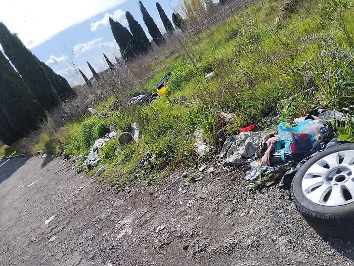 Grosseto, discarica a cielo aperto vicino al cimitero: la denuncia di una cittadina