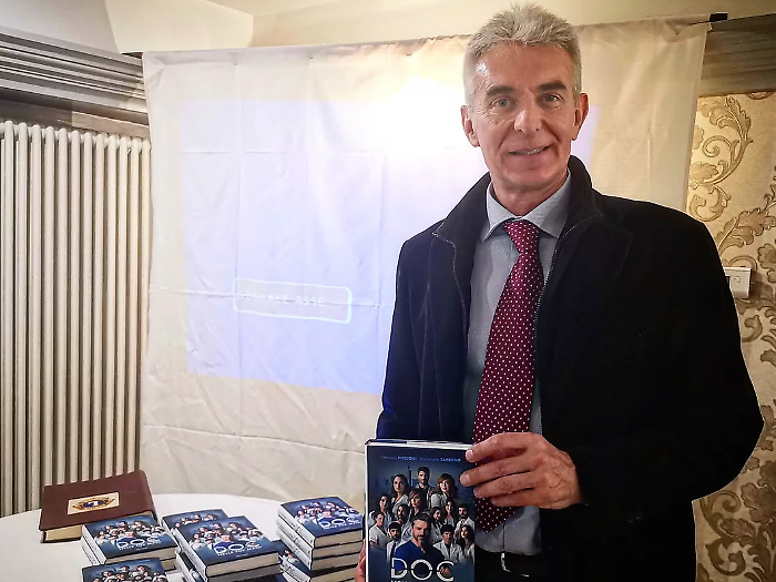 Pierdante Piccioni,  la vera storia del medico che ha ispirato la serie rai Doc - nelle tue mani con Luca Argentero: l'incidente, l'amnesia e il cameo nella fiction