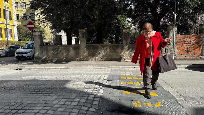 Via Roma, danni alle auto per i dossi riduttori di velocità sfondati