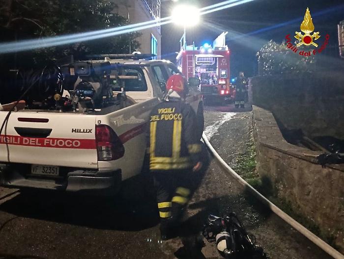 Incendio in un sottotetto a Castel del Piano: intervento dei Vigili del Fuoco complesso