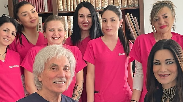Manuela Arcuri e lo staff dello studio dentistico Dante Doccini