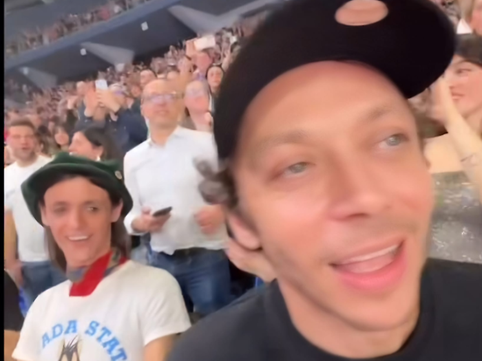 Lucio Corsi, Valentino Rossi e Cremonini cantano al concerto di Jovanotti