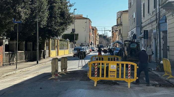 Dopo le segnalazioni al Corriere arrivano gli operai: lavori in corso al dosso pericoloso di via Roma