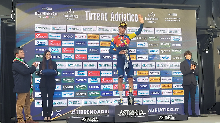 Che spettacolo nel Golfo per la Tirreno Adriatico! Vince Milan, grande successo per il passaggio della carovana