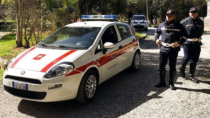Senza patente, positivo all'etilometro, in possesso di droga e di un'arma da taglio: denunciato 