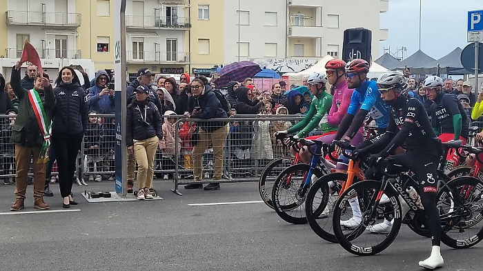 La "Corsa dei due mari" saluta il Golfo: Tirreno Adriatico, arrivederci al 2026