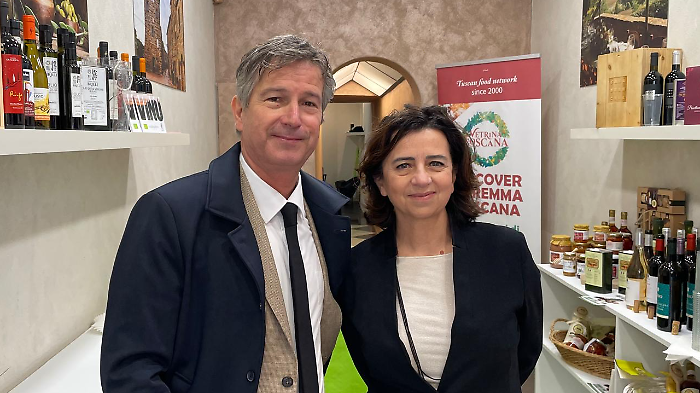  Il presidente e il direttore di Confcommercio Grosseto, Giulio Gennari e Gabiella Orlando, dentro al Welcome Point Vetrina Toscana