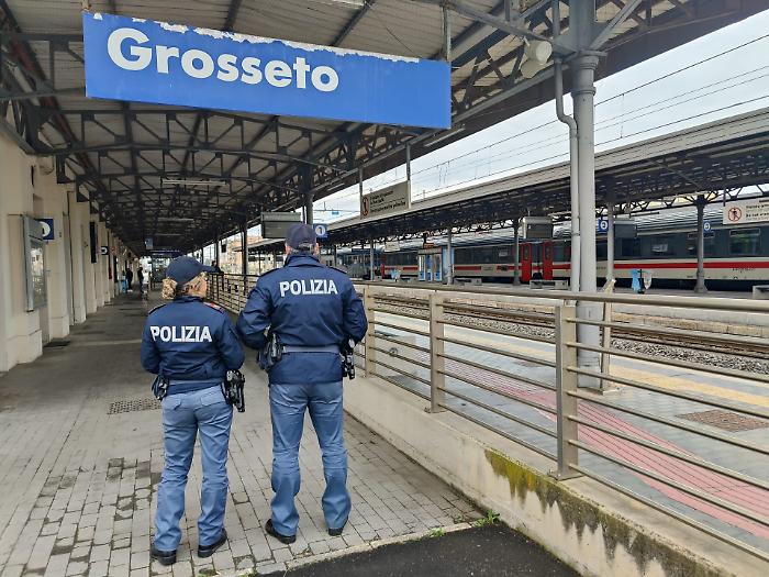 23enne sul treno senza biglietto, dà in escandescenza e picchia un agente di Polizia: arrestato a Grosseto