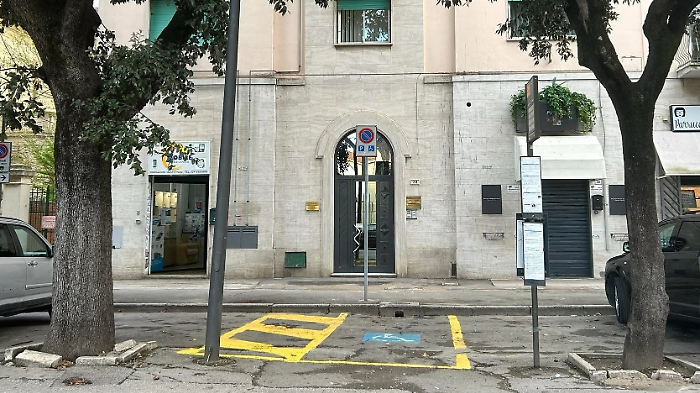 Quel parcheggio per disabili "incastrato" tra due pali. E senza rampa d'accesso al marciapiede