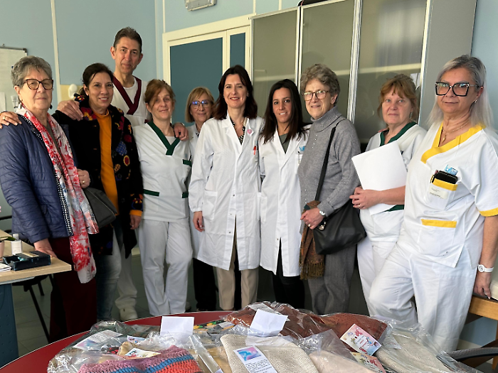 Le coccole della Caritas per i pazienti oncologici, un dono prezioso per l'Ospedale di Grosseto