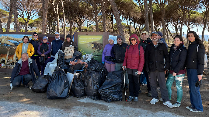 Operazione pulizia al Parco della Maremma: raccolti 20 sacchi di rifiuti a Marina di Alberese